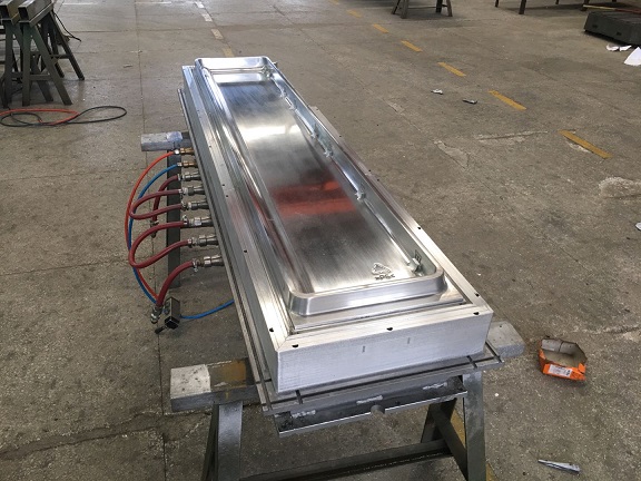 Thermoforming mold for door liner